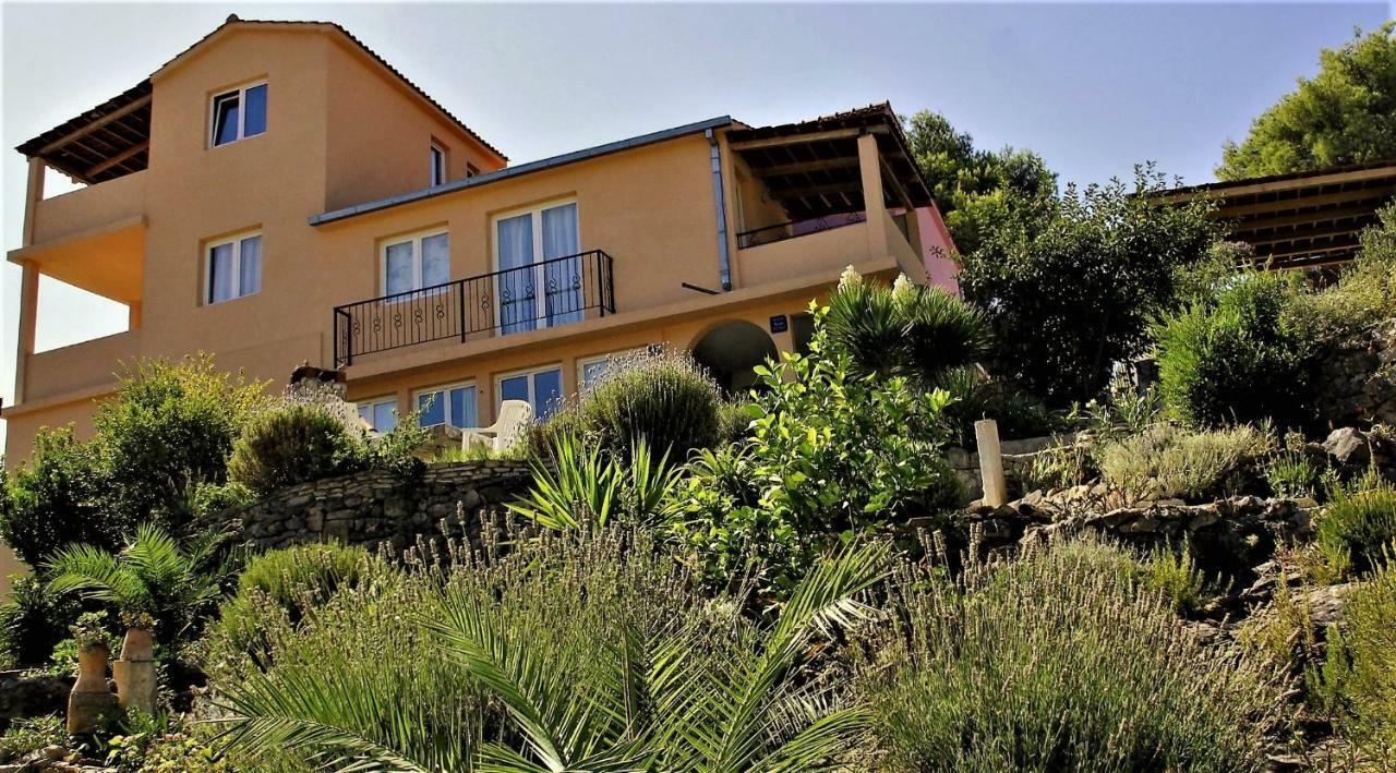 Apartments-Estate Under The Paintbrush Vis Exterior foto