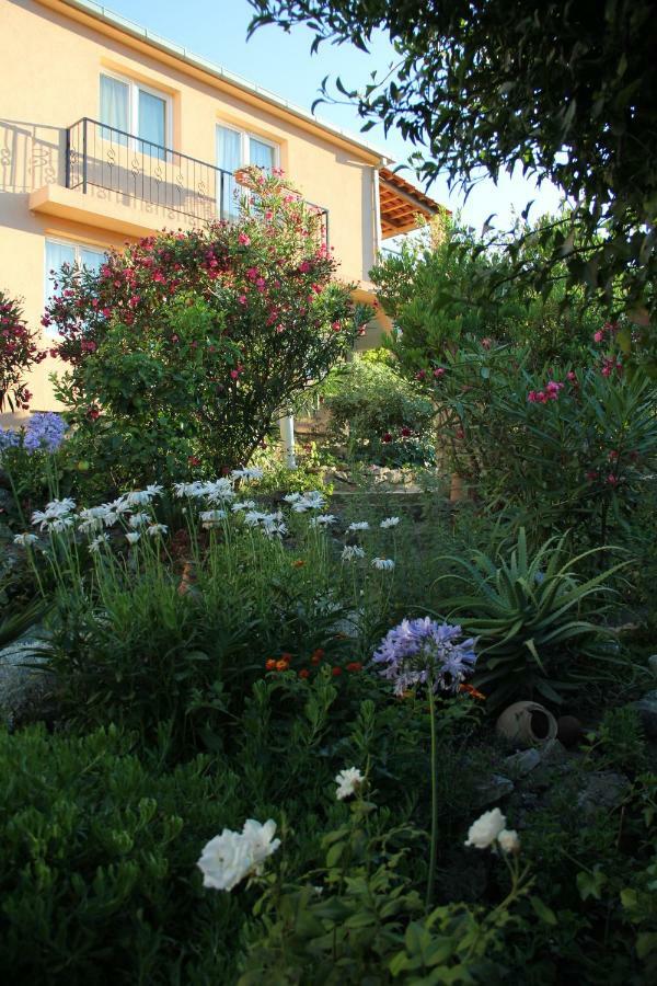 Apartments-Estate Under The Paintbrush Vis Exterior foto
