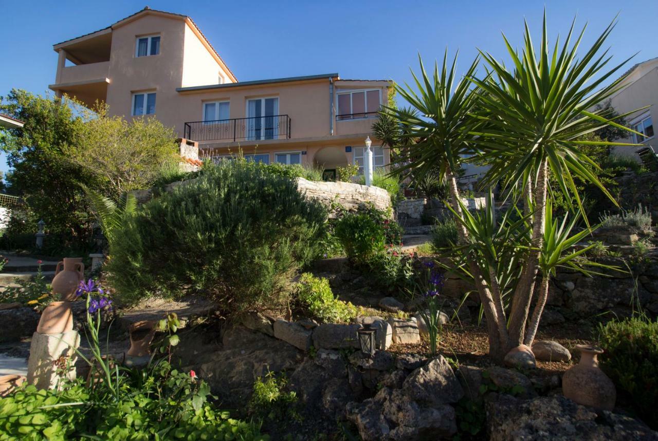 Apartments-Estate Under The Paintbrush Vis Exterior foto