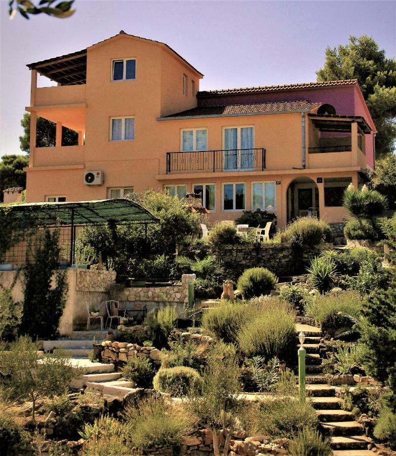 Apartments-Estate Under The Paintbrush Vis Exterior foto